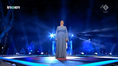 KIJK | Roxeanne Hazes emotioneert met Lichtje Branden in The Passion