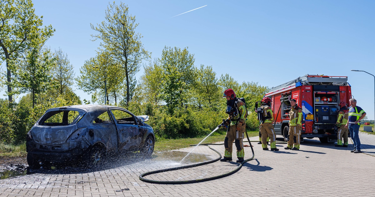 Auto volledig uitgebrand op parkeerplaats in Lelystad