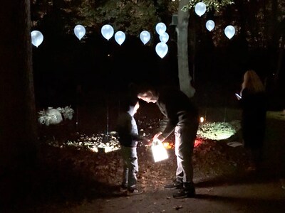 De avond valt en de begraafplaats hier stroomt vol: ‘Er heerst bijna een soort heiligheid’