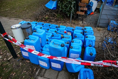 Politie treft tientallen jerrycans met drugsafval aan bij woning in Apeldoorn: vijf aanhoudingen