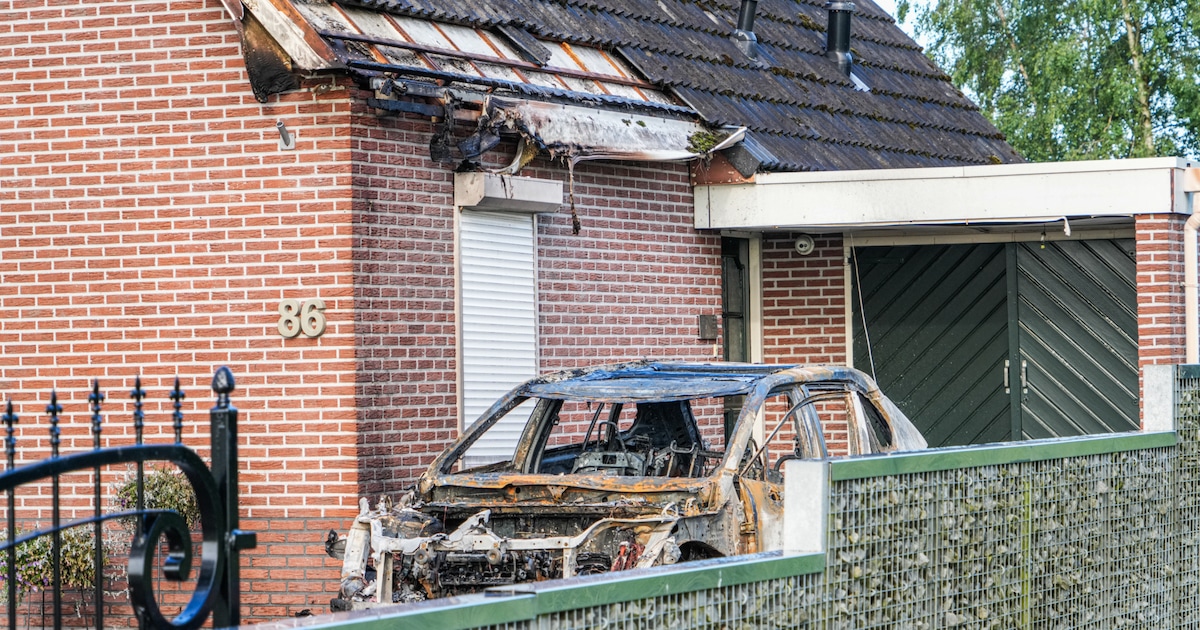 Auto brandt uit voor woning in Zwartemeer, woning ook beschadigd