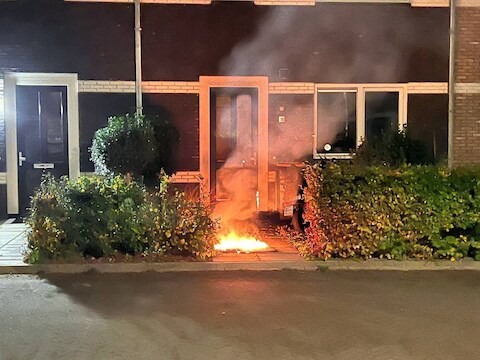 De explosie veroorzaakte schade aan de voordeur.
