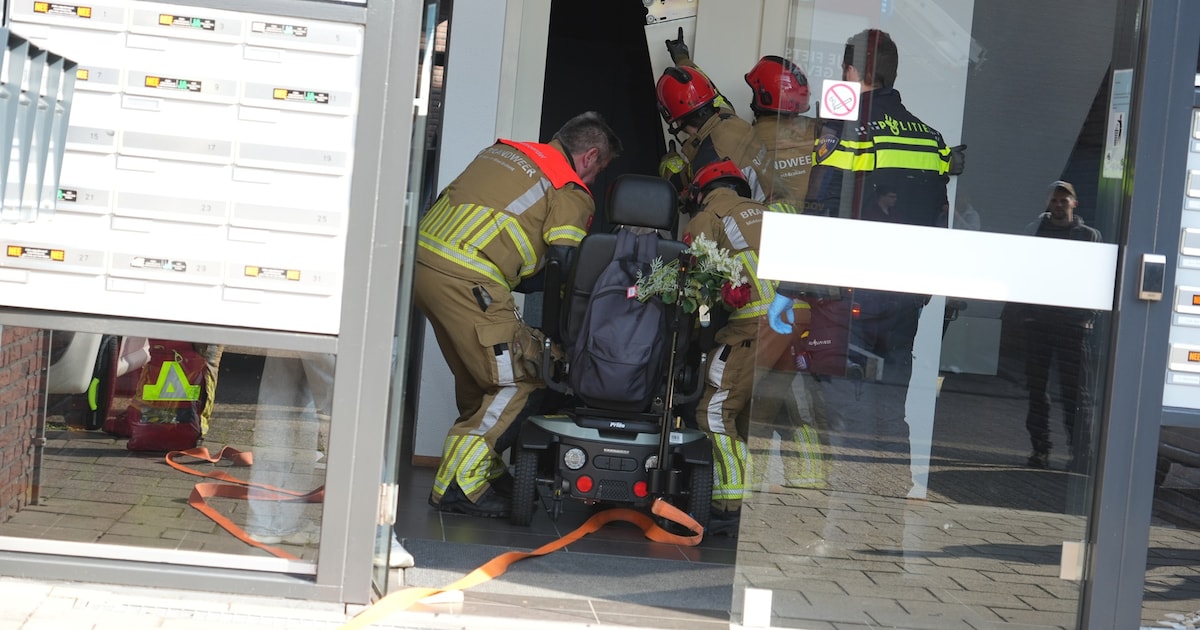 Oudere vrouw ramt liftdeuren en hangt daarna met scootmobiel in liftschacht