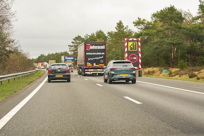 A28 dicht bij Epe vanwege spoedreparatie, verkeer moet over de vluchtstrook