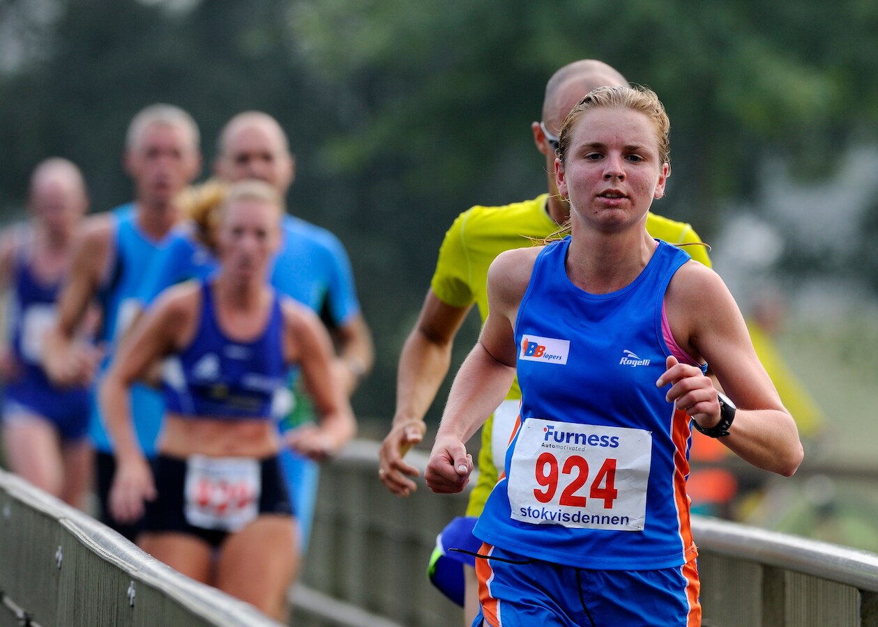 Deelnemers aan het Loopfestijn van Dalfsen in 2015 passeren de stuw bij Vechterweerd.