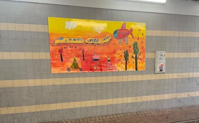 Wat doen deze kinderschilderijen in de tunnel van het Muiderpoortstation?