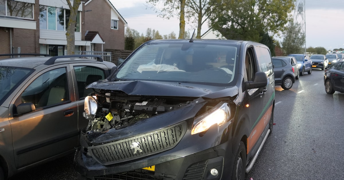 Botsing met meerdere voertuigen op drukke weg in Zwolle, twee gewonden.