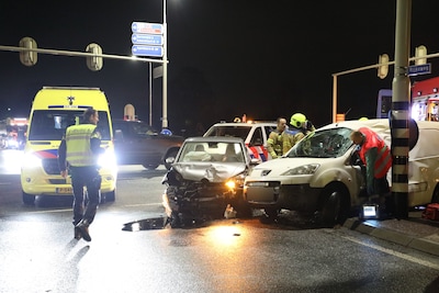 Bestuurder bekneld na harde botsing op kruising in Voorthuizen