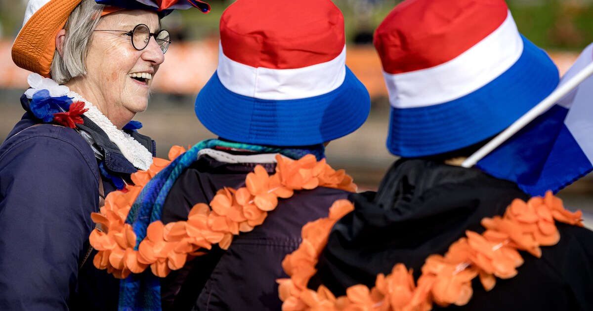 LIVE Koningsdag 2026 | Steeds meer Oranjefans langs de route in Dokkum, Pieter-Christiaan begint met