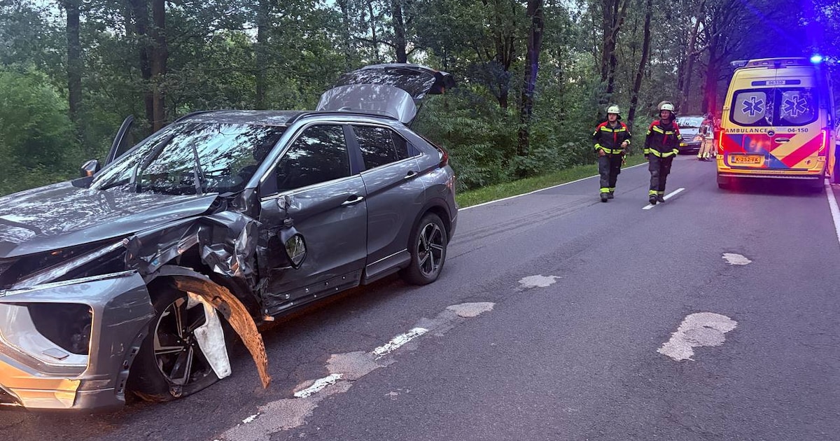 Nederlands voertuig betrokken bij ongeval vlak over de grens bij Hardenberg