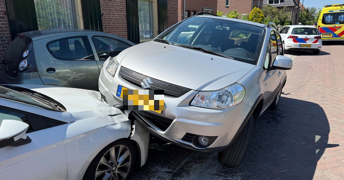 Auto landt bij botsing in Zutphen bovenop andere auto