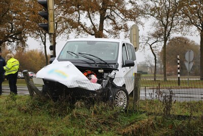 Meerdere voertuigen botsen op N350 in Wierden