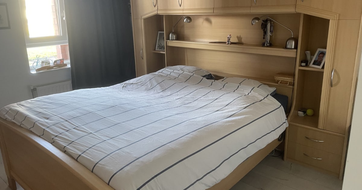 Een turquoise bankje, een parasol en een bedmeubel: het is gratis op te halen