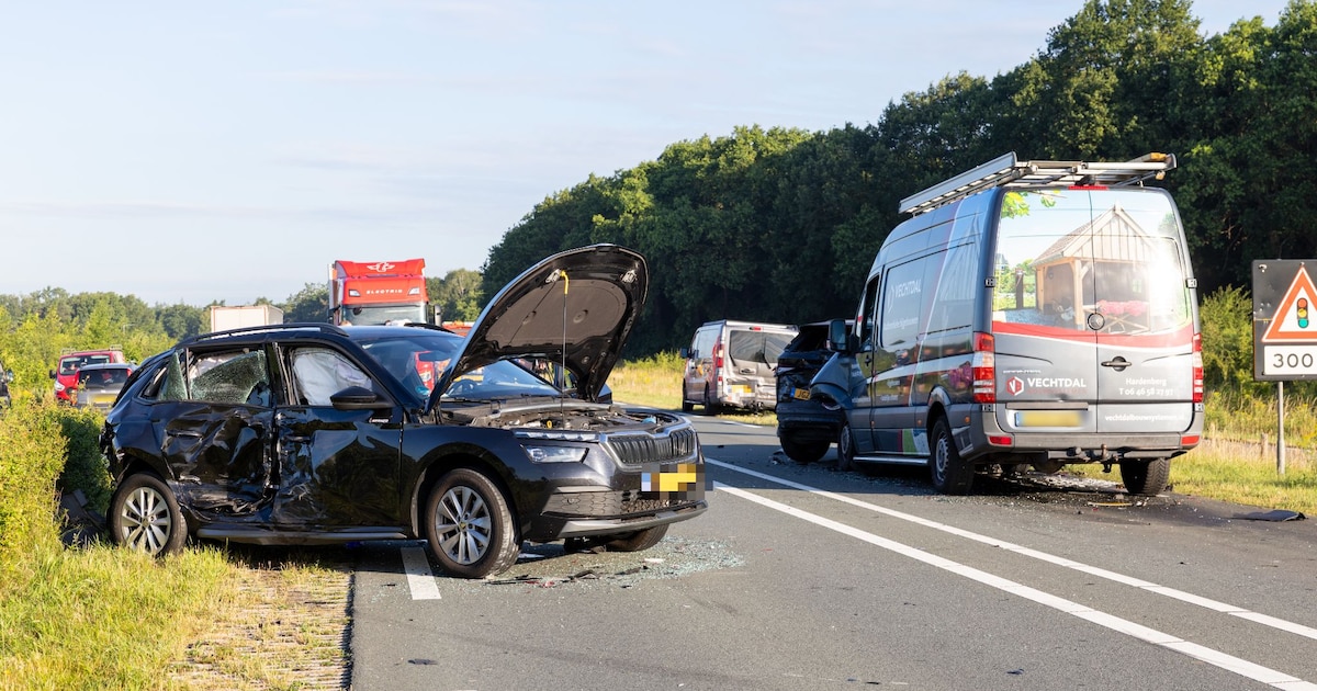 Twee gewonden door kettingbotsing bij Ommen: weg is weer open