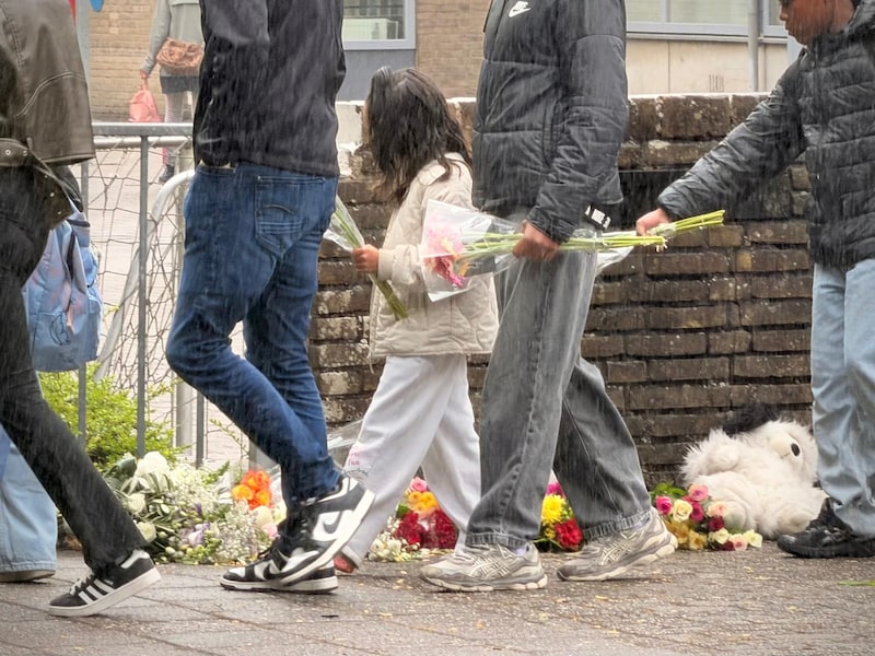 Stille tocht voor omgekomen kinderen en schooldirecteur na dramatisch  ongeval | Nieuws | De Stentor.nl