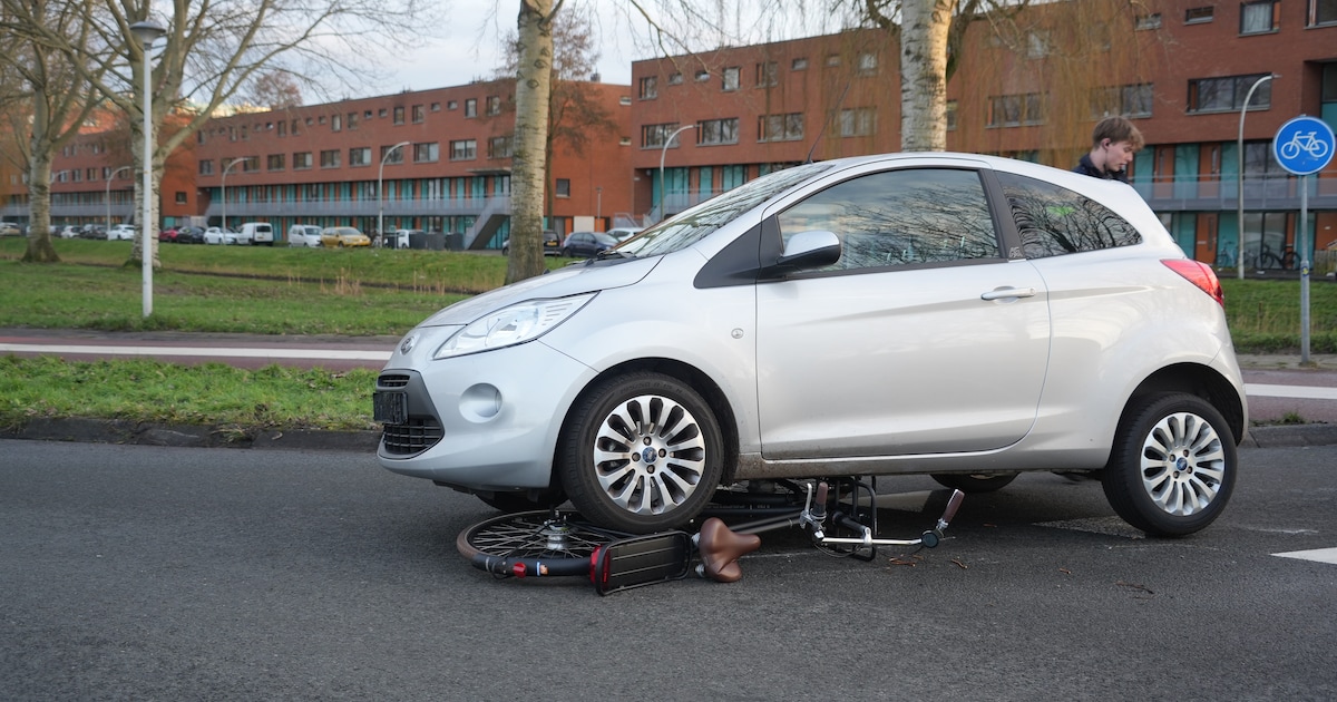 Fiets belandt onder auto bij ongeval op rotonde in Zwolle