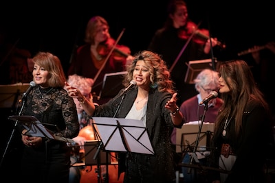 In Iran mocht ze als vrouw niet zingen, nu helpt Rahaleh andere gevluchte vrouwen om te stralen