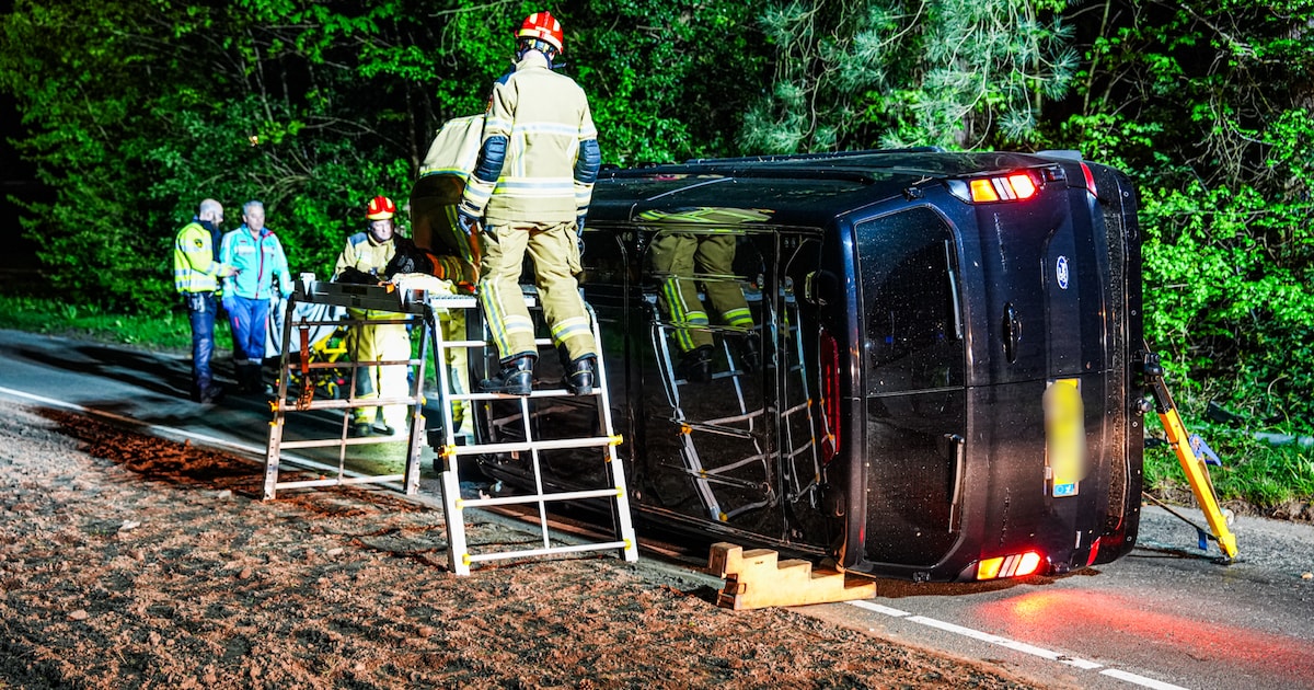 Bestelbus op zijn kant op de Laan van het Kinholt in Emmen
