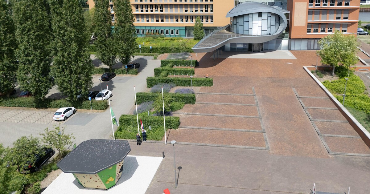 Lochem riep inwoners op tegels te wippen, nu gaat het plein voor het gemeentehuis op de schop