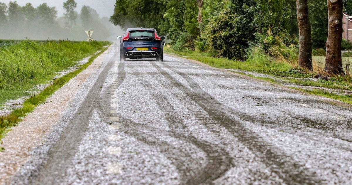 Mix van regen, sneeuw, hagel en onweer in Noordoostpolder in de ochtend