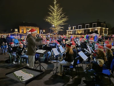 Voorthuizer Kerstmarkt begint traditie te worden: tachtig kramen en schaatsbaan