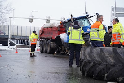 Trekker verliest wiel in Zwolle, verkeer vast van Zwartewaterallee tot Ceintuurbaan