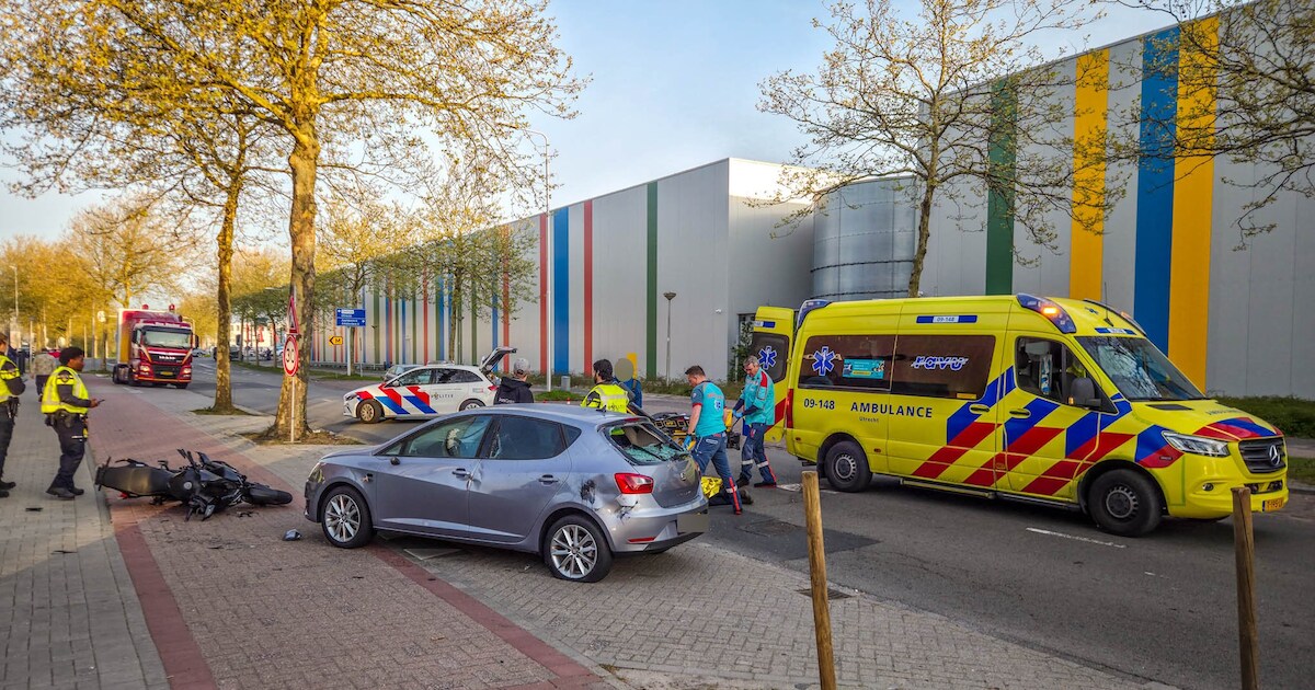 Motorrijder botst tegen afslaande auto op de Nijverheidsweg-Noord in Amersfoort