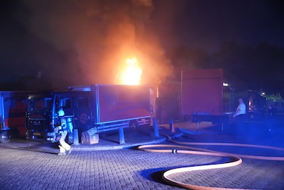 Veel vlammen en rook bij brand in visschuur in Bunschoten