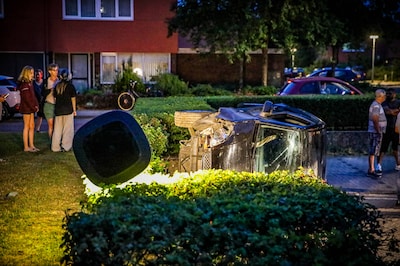 Auto komt op zij tot stilstand op parkeerplaats in Emmen
