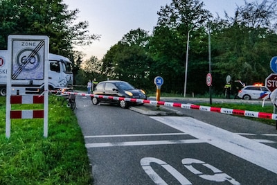 Ernstige aanrijding tussen auto en fietser in Enschede: Oostweg urenlang afgesloten