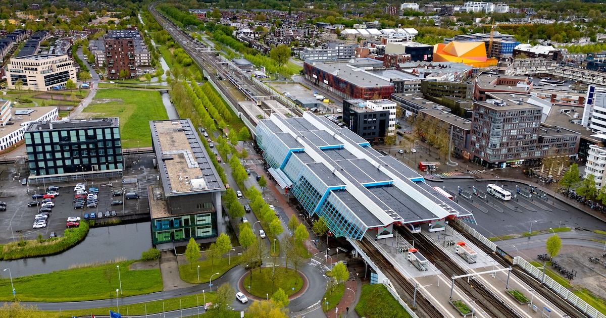 Aanrijding op Stationsplein in Lelystad: moeder en zoon samen verdacht van poging tot doodslag