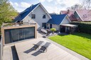Het zwembad bij de villa kan worden afgedekt met een vlonderterras.