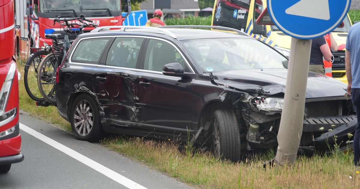 Auto eindigt buiten Zwolle hard tegen paal na botsing met vrachtwagen.