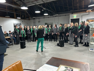 Vrouwenpopkoor Nenoni viert 30-jarig jubileum met optreden in Vaassen