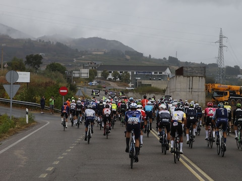 LIVE Vuelta | Twee Nederlanders in kopgroep op weg naar zware slotklim, vandaag wind spelbreker?