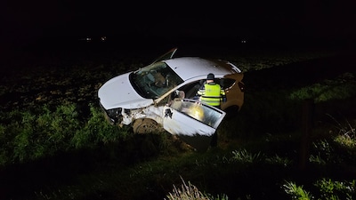 Auto raakt van de weg in Hummelo: bestuurder ongedeerd maar voertuig total loss