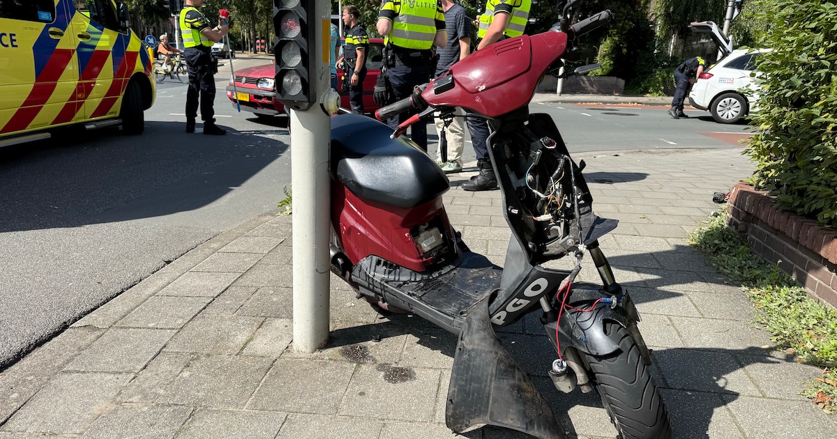 Scooterrijder gewond bij botsing met auto in Deventer