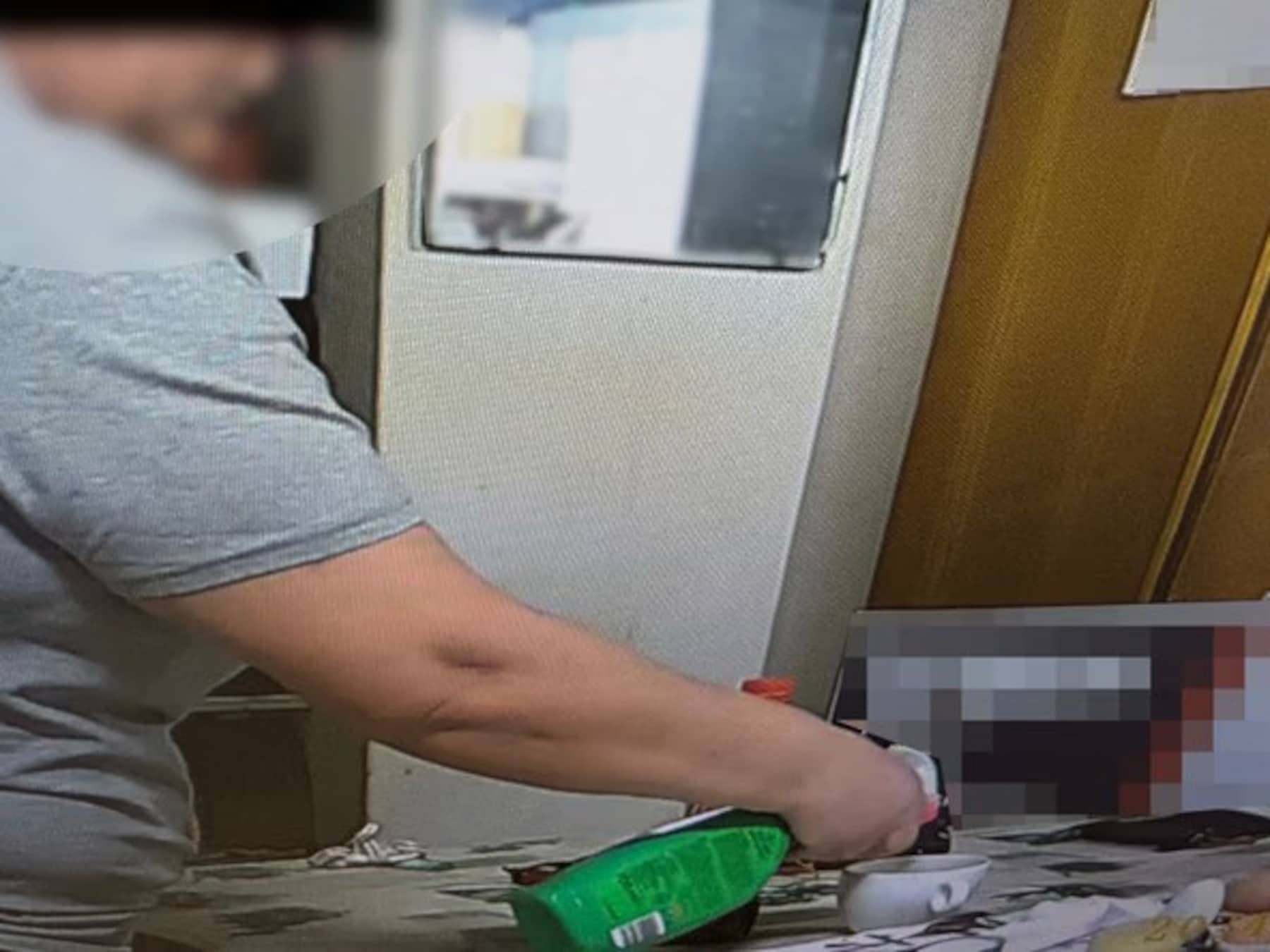 Poolse vrouw kan collega niet uitstaan en vergiftigt haar met badkamerreiniger: ‘Hier komt de thee’