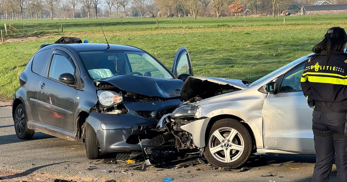 Frontale botsing op kruising in Doornspijk, voertuigen afgesleept