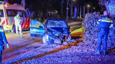 Auto botst tegen boom in Emmen, twee inzittenden naar ziekenhuis