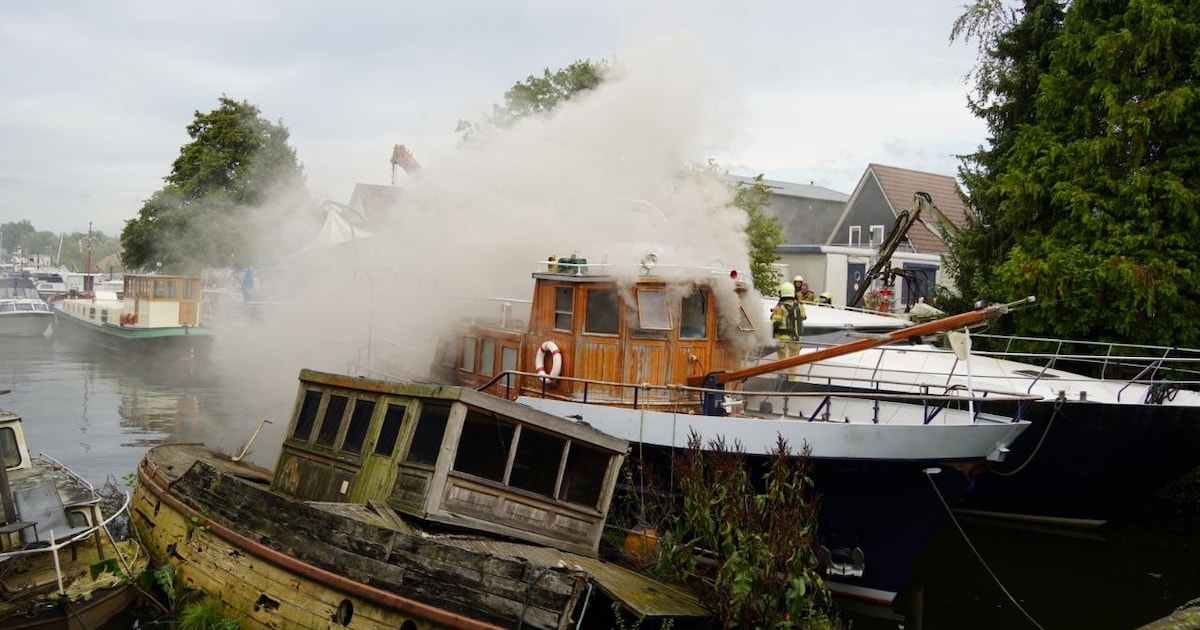 Veel rook uit stuurhut van boot in Hasselt