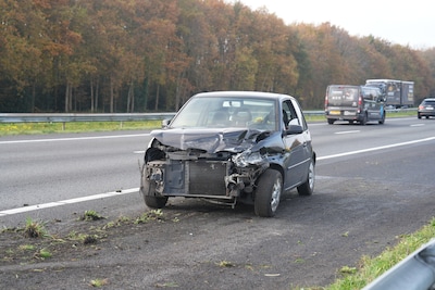 Auto crasht op A28 bij Meppel: bumper ligt meters verderop