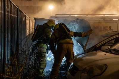 Drie auto’s lopen schade op door brand in Deventer