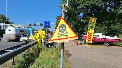 Extinction Rebellion protesteert bij Barneveldse Beek tegen vervuild drinkwater