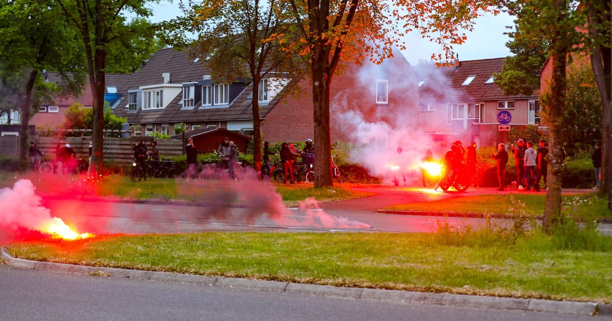 Zwaar vuurwerk en rookbommen na afloop van demonstratie tegen asielnoodopvang in Apeldoorn