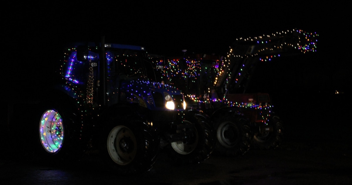 Deze stoet trekkers valt op en maakt mensen blij: ‘Ze stonden in de stromende regen te kijken’