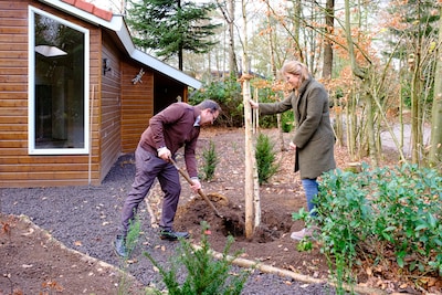 Plant van jong boompje vormt startschot voor tweede editie Veluwse Plantdagen