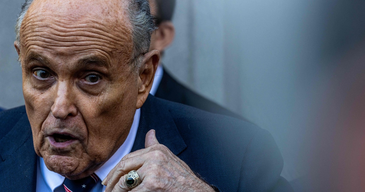 Oud-burgemeester van New York, Rudy Giuliani , in ziekenhuis opgenomen na auto-ongeluk.