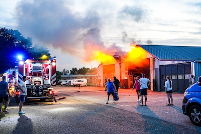 Geen gewonden bij grote brand in loods aan Roestweg in Klazienaveen