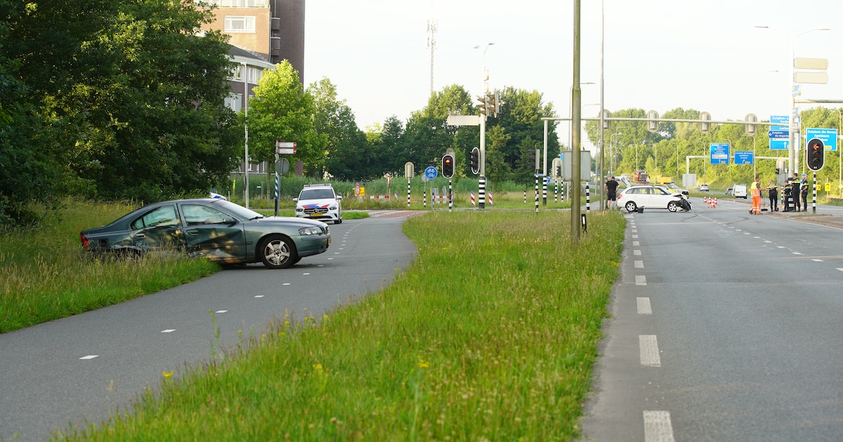 Auto eindigt na aanrijding in Zutphen tientallen meters verderop in berm.